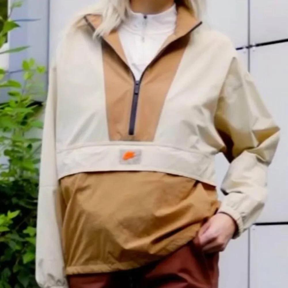 NEW $130 womens Nike sportswear revolution sports utility 1/2 zip.